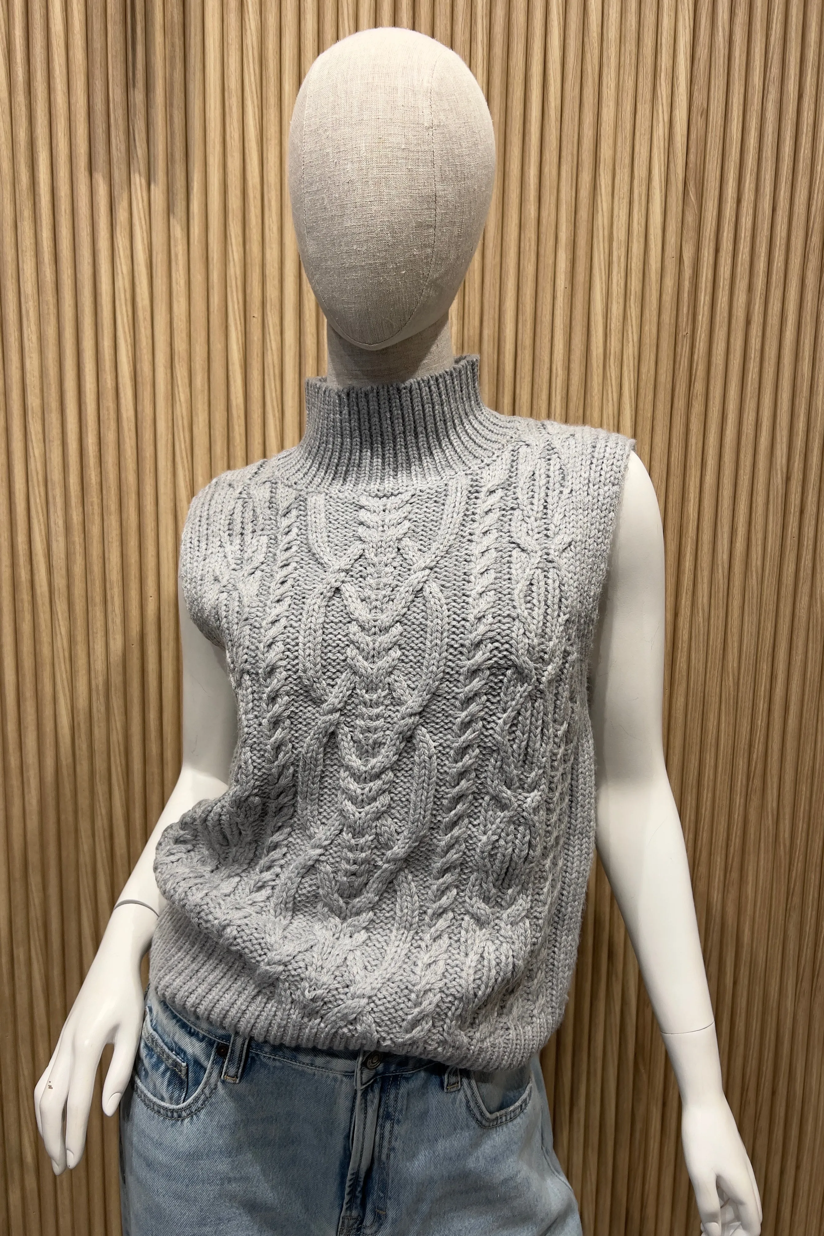LYNDALE CABLEKNIT VEST